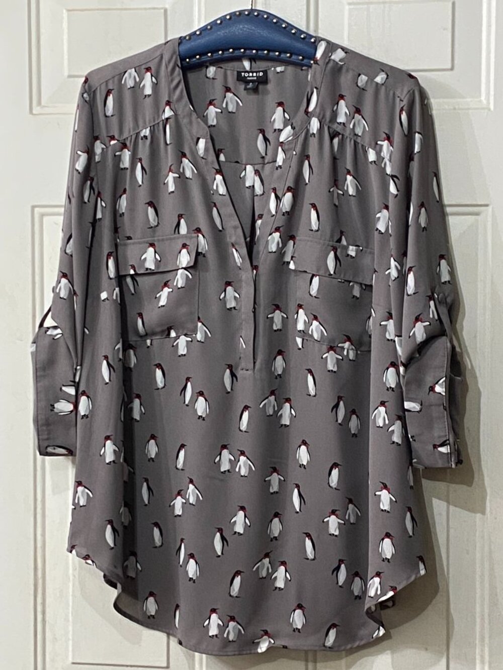 TORRID Harper Blouse Sz 2 (2X) Gray Penguins Print 3/4 Roll Up Sleeve Pock